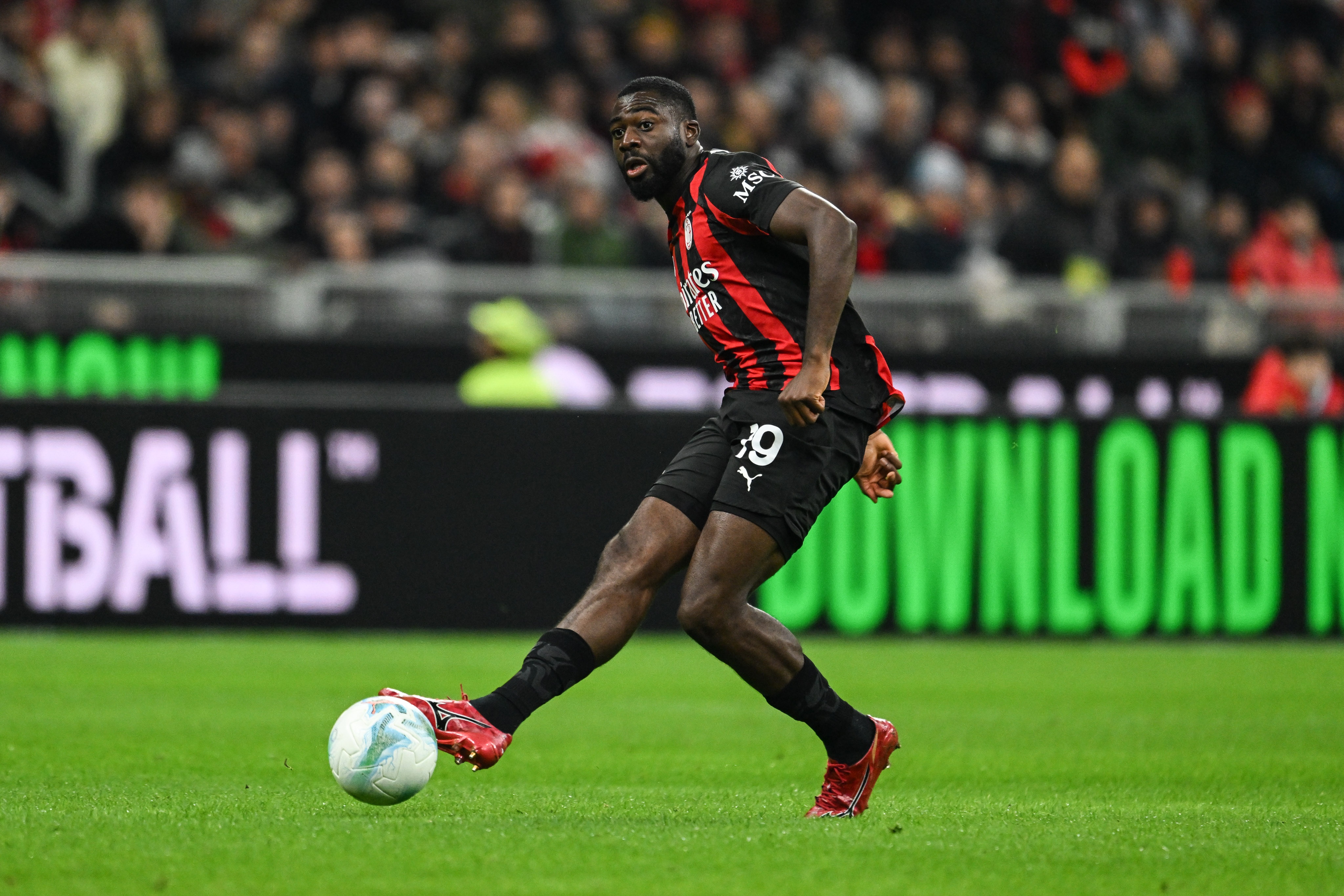 皇冠网站-和莱奥并列队内榜首！加盟米兰后，福法纳各项赛事共送出13次助攻