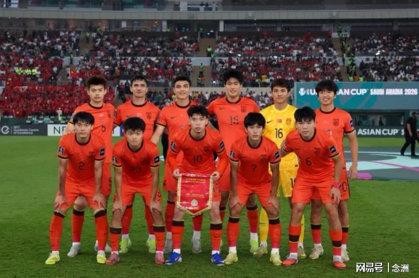 Crown-U23国足回国！获献鲜花花环 大量球迷热情接机：欢迎英雄凯旋归来