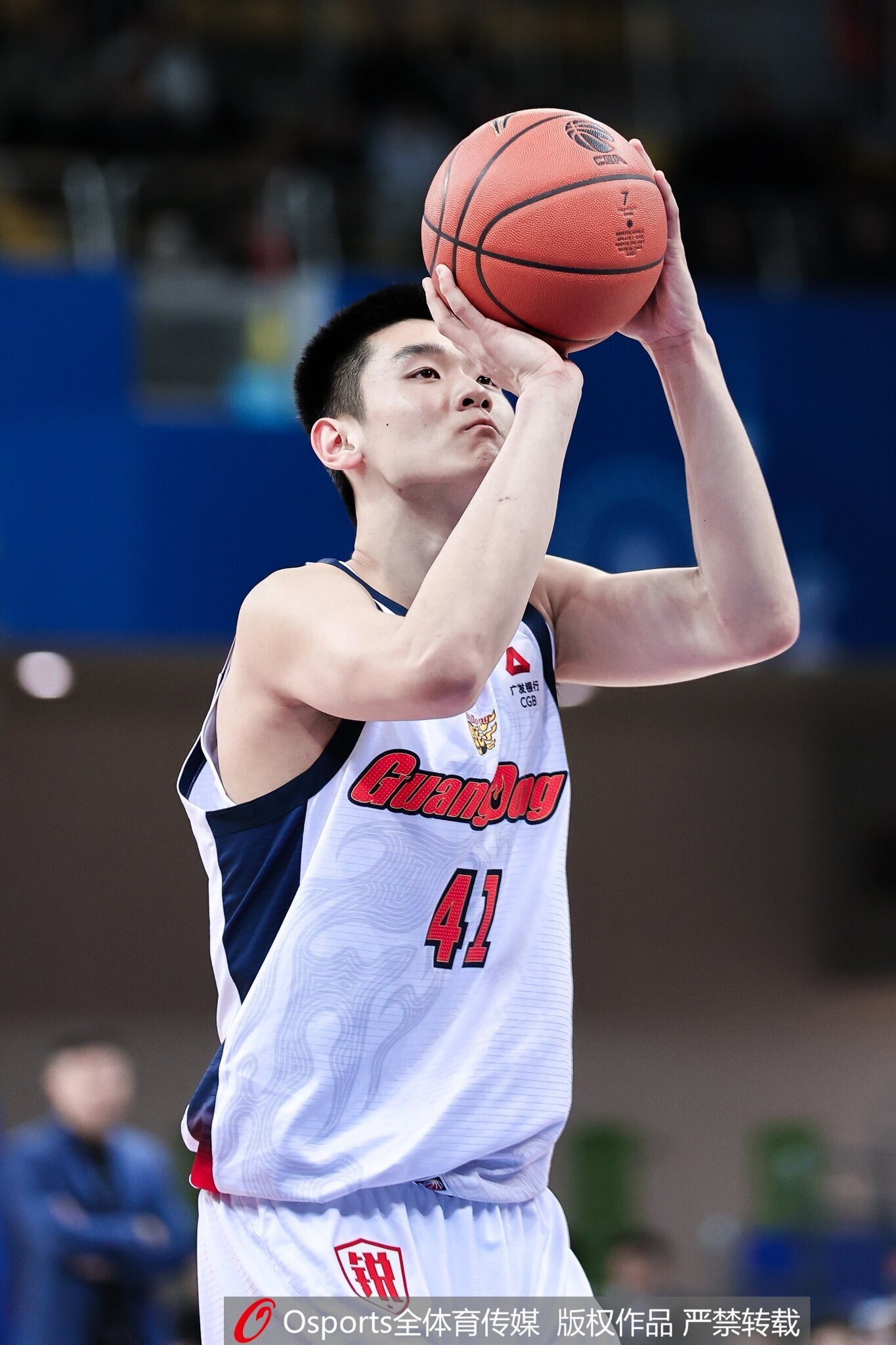 媒体人:王洪泽用稚嫩肩膀扛起广东脆弱内线 他值得更多时间&机会